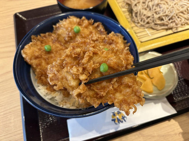 カレイに真鱈、肉厚帆立がドドン！ 魚介好き必食の『海老と4種の北海道産天丼』, 【大注目】旨味が凝縮された幻のキノコ「とかちマッシュ®︎」, 十勝名物をイメージ！ 甘じょっぱいタレがたまらない『たれづけ豚ロース天丼』, 【実食の総評】追加注文必至のイチオシ食材はコレ！