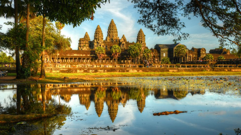 Unforgettable moments in Siem Reap, Cambodia, Travel back in time, Indulge in local cuisine, Collect souvenirs and gadgets, Explore the nightlife