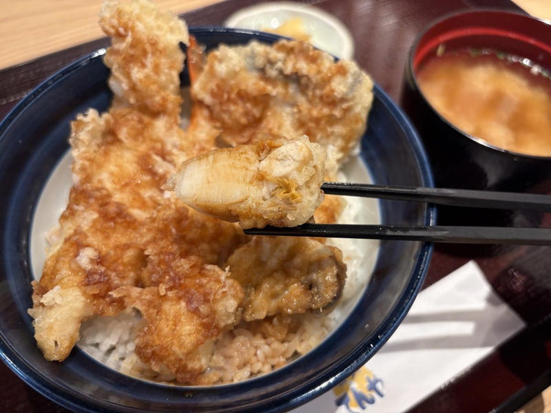 カレイに真鱈、肉厚帆立がドドン！ 魚介好き必食の『海老と4種の北海道産天丼』, 【大注目】旨味が凝縮された幻のキノコ「とかちマッシュ®︎」, 十勝名物をイメージ！ 甘じょっぱいタレがたまらない『たれづけ豚ロース天丼』, 【実食の総評】追加注文必至のイチオシ食材はコレ！