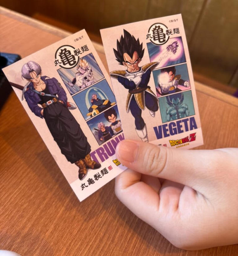 丸亀製麺 ドラゴンボールZ コラボレーションキャンペーン, おすすめは、ドラゴンボールうどーなつ！, このアイデアはすごい！自分で仕上げる「ドラゴンボ ールうどーなつ」, うどん札もドラゴンボールZ仕様に！, コラボメニューは他にも！