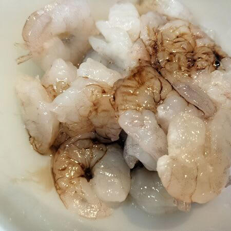 ■1.ボウルに、バナメイエビを入れる→材料●を加えて、軽く揉み込む→30分程漬け込む, ■2.器に、トムヤムクンクリーミーヌードルの調味料を入れる, ■3.お湯を沸かし、麺を茹でる, ■4.（麺を茹でている間に）鉄フライパンを熱し、サラダ油を入れる→手順1のエビをサッと炒める→もやしを加えて炒める, ■5.手順2の器に、麺を茹でたお湯を入れて、調味料を溶かす→茹でた麺を加える→スープに麺を絡ませる→手順4のエビともやしの炒め物をのせる→小ネギを添える, ■熱々のトムヤムクンクリーミーヌードルに温泉卵をのせて完成〜！美味〜！