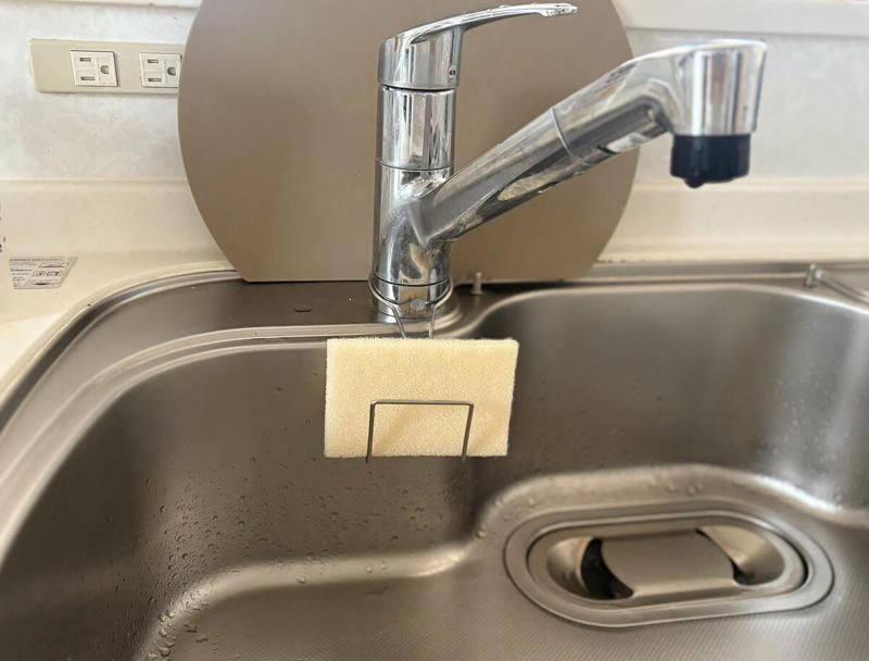 「使い捨て=ムダ使い」という先入観も, 1か月試してわかった、使い捨てスポンジの「メリット」, 「使い捨て」のデメリットも, 使い捨てと普通のスポンジの二刀流がおすすめ