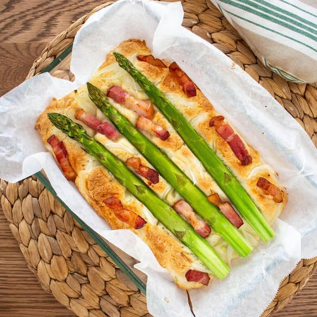 新玉ねぎとアスパラのフォカッチャ風ブレッド, 【こねない・待たない・失敗しない】ホットケーキミックスで超簡単！新玉ねぎとアスパラのフォカッチャ風ブレッド, マヨコーンチーズパン, 【材料4つを混ぜて焼くだけ】「お店で買ったら1000円するよ」ホットケーキミックスで作れる簡単おやつレシピ, 【アップルパイ作らなくてよかった】「こっちの方がラク」「家族ウケ最強」ホットケーキミックスで簡単りんごケーキ