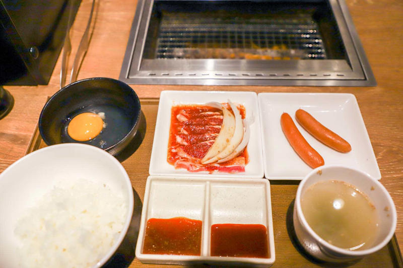 食べ過ぎ注意！な贅沢（ぜいたく）モーニング『ロイヤルホスト 八丁堀店』, 『ロイヤルホスト 八丁堀店』店舗詳細, 中華定食でエネルギー補給『熱烈中華食堂 日高屋 池袋北口駅前店』, 『熱烈中華食堂 日高屋 池袋北口駅前店』店舗詳細, 「朝焼き肉」という新たな選択肢『焼肉ライク 新宿歌舞伎町店』, 『焼肉ライク 新宿歌舞伎町店』店舗詳細, いつもの店の、違う表情にドキッ
