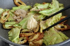 冷蔵庫の常備食材2つで作れる副菜レシピ, ちくわに焼き色をつけてから炒め合わせる, カレーの風味とちくわの香ばしさがクセになる味わい, キャベツは手でちぎると味が染み込みやすい, 少ない材料で作れて大助かり