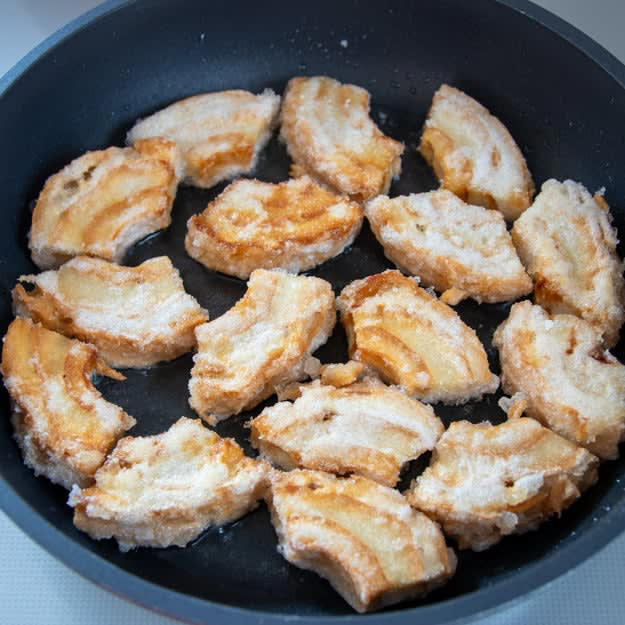 お肉じゃないのに、この満足感！ 甘辛だれがじゅわっとあふれる「車麩の角煮」, レシピの基本情報：, 作り方：① 車麩はバットに入れてたっぷりの水（分量外）を注いで、戻す。水気を絞って4等分に切り、片栗粉をまぶす。, ② フライパンにサラダ油を引いて中火で熱し、①を並べて両面に焼き色がつくまで揚げ焼きにする。, ③ ②の余分な油を拭き取り、混ぜ合わせた【A】を加えて、汁気がなくなるまで煮詰めたら、完成！