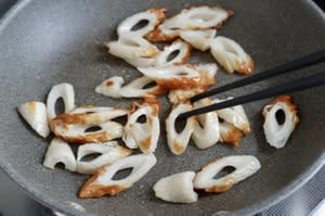 冷蔵庫の常備食材2つで作れる副菜レシピ, ちくわに焼き色をつけてから炒め合わせる, カレーの風味とちくわの香ばしさがクセになる味わい, キャベツは手でちぎると味が染み込みやすい, 少ない材料で作れて大助かり