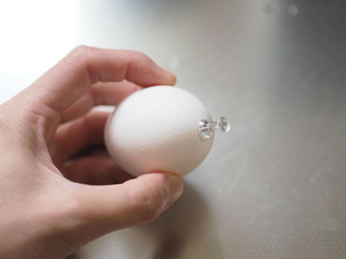 ①殻に画鋲を刺してから茹でる, ②少し高い位置からゆで卵を落とし、その後手で転がす, ③容器に水とゆで卵を入れ、勢いよく振る, もっともストレスフリーなむき方は2番目！