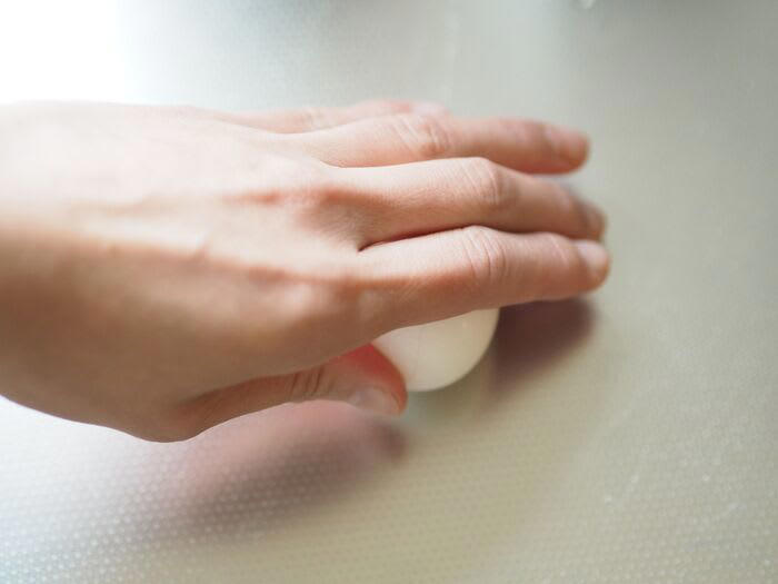 ①殻に画鋲を刺してから茹でる, ②少し高い位置からゆで卵を落とし、その後手で転がす, ③容器に水とゆで卵を入れ、勢いよく振る, もっともストレスフリーなむき方は2番目！