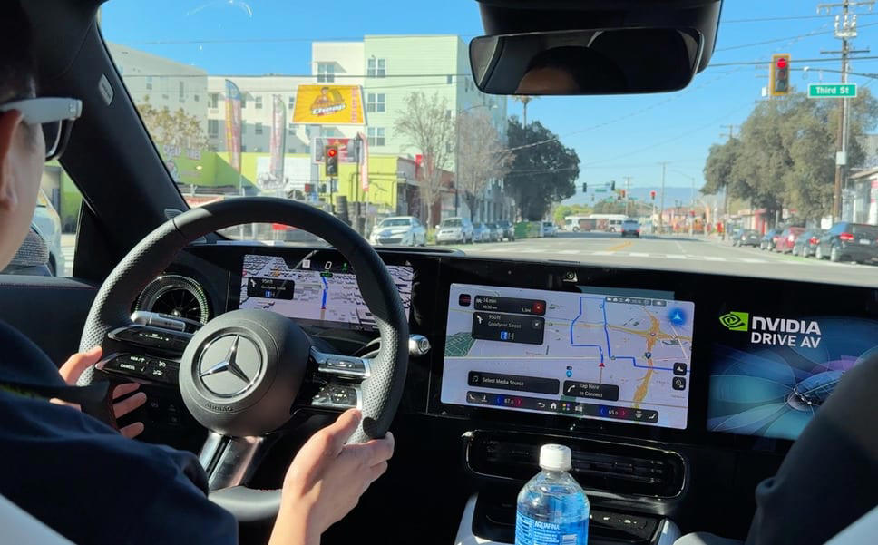 NVIDIAとメルセデスの自動運転デモ「Alpamayo」の特徴, 交差点の種類の違いも理解, Waymo・Teslaとどこがどう違うのか, 将来のロードマップ, 未知の街、初めてのルートも自動運転できるのか, 日本での展開について, ヒューマノイドへの展開