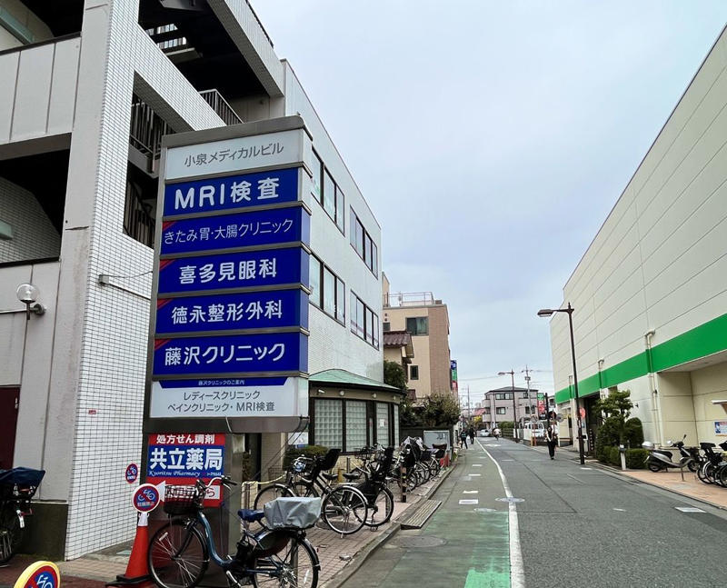 お小遣いを握り締め、実家のある熱海から小田急線で新宿駅へ, 進学を機に同郷の友人と喜多見〜狛江エリアで暮らす, 「敷金・礼金を出す」の言葉に惹かれ、都営新宿線の曙橋駅周辺へ, 「もう一度住みたい」と思っていた狛江へ戻る, 狛江駅と喜多見駅を用途に合わせて使い分ける生活, 電車の音が気にならない、落ち着いた住環境, 小田急沿線は特撮やアニメの聖地ともいえるエリア, 小田急線が大好き。またこの沿線を選びたい