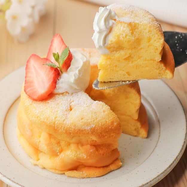 スフレチーズ風ケーキ, 【ヨーグルト、まだそのまま食べてるの？】「お店で買ったら1000円するよ」材料3つを混ぜて焼くだけの簡単おやつレシピ, 【ヨーグルトはこうやって食べて】「ゼラチン不要で失敗なし」「作った本人が一番驚いた」火を使わない簡単おやつレシピ, ティラミスボール, 【まだヨーグルト余らせてる？】混ぜて丸めるだけでこの濃さ。ティラミスボールが想像超え