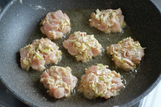 成形いらずで15分！鶏むね肉と長ねぎの落とし焼き, 切って混ぜて、あとは焼くだけ, 外カリッ、中ふんわり, 油は多めに。揚げ焼きくらいが香ばしく仕上がる, 気力ゼロの日にも作れる、大満足のおかず