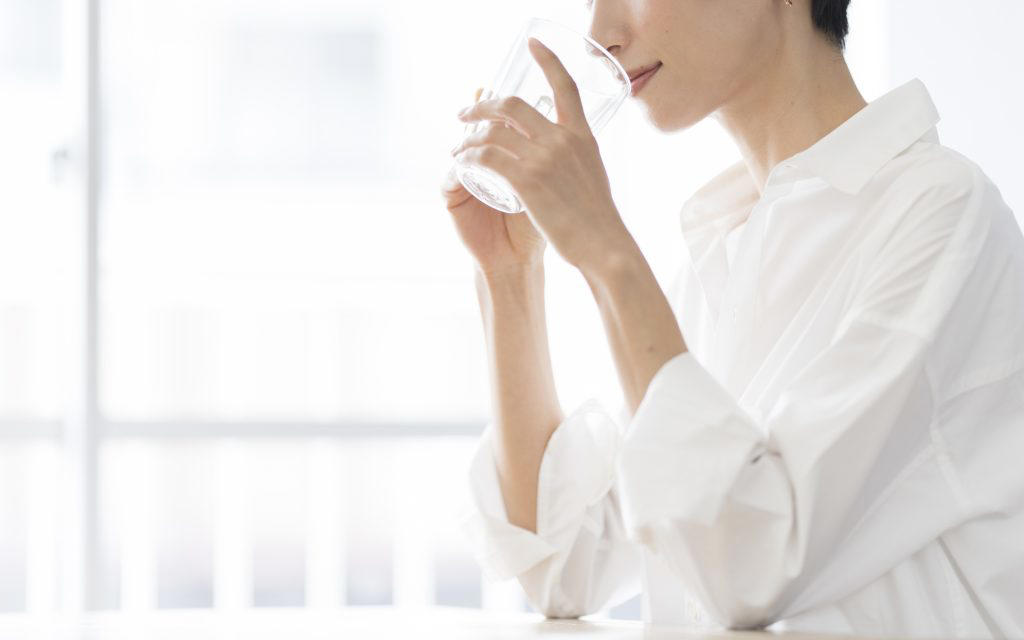 白湯を飲む習慣は健康にいい？, 高いお酒は同じ量でも酔いにくいって本当？, 快眠のために避けるべきなのは、「カフェイン」と「アルコール」ならどっち？, 栄養補給のタイミングは筋トレの前後でどちらがいい？