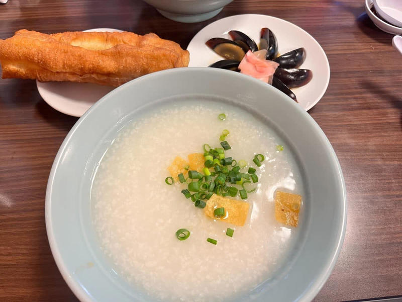 10:00 元町・中華街へ到着, 10:00 『謝甜記』で名物のお粥を堪能, 11:00 定番であり王道！まずは元町・中華街での食べ歩きを満喫して！ , 12:00 食べるだけじゃない！占いで新たな自分に出会う体験, 13:00 ここでしか買えない味や“出来立て“も楽しめる『ベビースターランド』, 14:00 『悟空茶荘』で歩き疲れた足を休憩, 16:00 中華街ならではの珍しいお土産探し, 17:00 『関帝廟』で心を整えるひととき