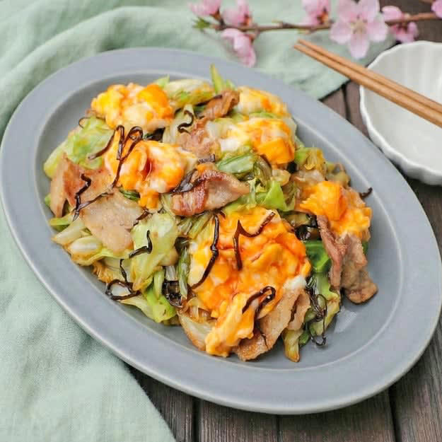 豚こま小松菜のふわ玉春雨炒め, 【春雨は戻さずそのままIN！】10分＆ワンパンで晩ごはんが決まる「豚こま小松菜のふわ玉春雨炒め」, キャベツと豚バラと卵の塩昆布オイスター炒め, 【キャベツを買ったら迷わず作って】「この味付け、いくらでも食べられる」「冷めても絶品」ワンパンで作れる簡単炒め物レシピ, ほうれん草とベーコンと卵のバタポン炒め, 【ほうれん草があったらコレ】「バタポン味がウマすぎ」「白米が止まらん」ワンパンで作れる炒め物レシピ, カニカマと小ネギのワンパン大根もち, 【大根、まだ煮てるの？】家族も大喜び間違いなし！カニカマと小ネギのワンパン大根もちレシピ, カリカリポテトチキン