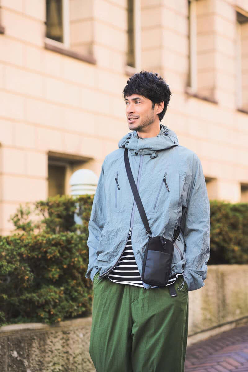 「休日は手ぶらで！」スマホ＋αがスッキリ収まる多収納ショルダーバッグ, 【1】iPhone Pro Maxも収納！ 撥水仕様のインケース「A.R.C. スモールクロスボディバッグ」, 【2】ガバッと開くダレス型！ マスターピース「タクト ver.2 マイクロショルダーバッグ」, 【3】2WAYで持てるタフな相棒！ フライターグ「F272 EDDIE」