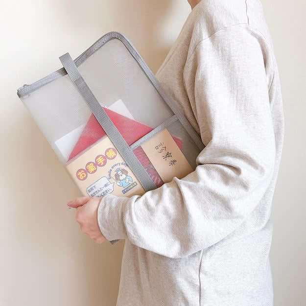 無印良品では、A4サイズのクリアファイルが入る「優秀ケース」を販売中です。, 学校のプリントや提出書類などの整理に使えます。, ランドセルの整理整頓にぴったり！, デスクの整理整頓から持ち運びまで、職場でも使い勝手ばつぐんなんです。, 病院セットを収納して、そのまま受診するとスムーズ。, カラーも5色あるから、推しカラーで選ぶのも楽しそう。, 公式サイトの星評価は4.8と高評価。使い勝手ばつぐんの書類ケースでした！, 書類整理なら、カインズの「月ごとにまとめやすいゲッカンファイル A4 ピンク」もおすすめです。, 領収書など、大切な書類を整理するのにピッタリ。