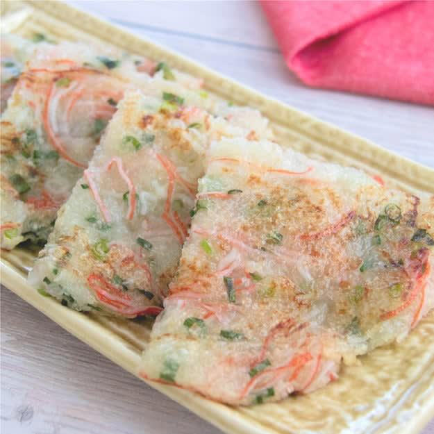 豚こま小松菜のふわ玉春雨炒め, 【春雨は戻さずそのままIN！】10分＆ワンパンで晩ごはんが決まる「豚こま小松菜のふわ玉春雨炒め」, キャベツと豚バラと卵の塩昆布オイスター炒め, 【キャベツを買ったら迷わず作って】「この味付け、いくらでも食べられる」「冷めても絶品」ワンパンで作れる簡単炒め物レシピ, ほうれん草とベーコンと卵のバタポン炒め, 【ほうれん草があったらコレ】「バタポン味がウマすぎ」「白米が止まらん」ワンパンで作れる炒め物レシピ, カニカマと小ネギのワンパン大根もち, 【大根、まだ煮てるの？】家族も大喜び間違いなし！カニカマと小ネギのワンパン大根もちレシピ, カリカリポテトチキン