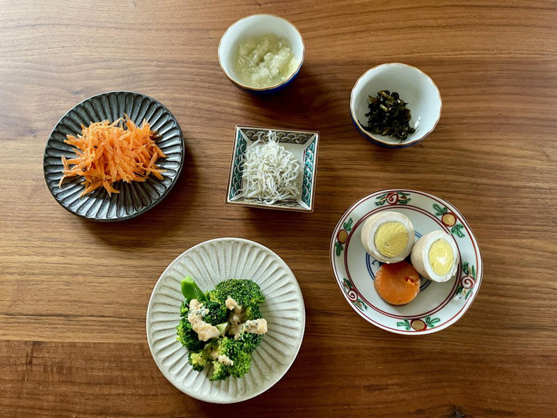 4人分の食卓から、2人分の食卓へ, 「一軍だけ」を残したら迷いが減った, 豆皿なら少量のおかずでも豪華に, 「好き」でそろえたら、食卓に余白が生まれた, 60代は「立派な食卓」よりも、心地よさを大切に