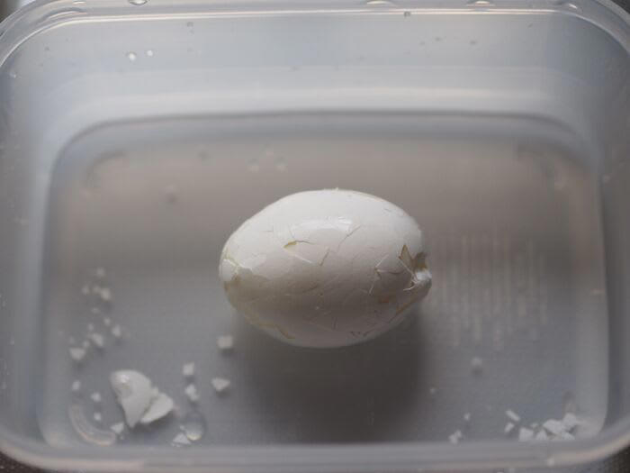 ①殻に画鋲を刺してから茹でる, ②少し高い位置からゆで卵を落とし、その後手で転がす, ③容器に水とゆで卵を入れ、勢いよく振る, もっともストレスフリーなむき方は2番目！