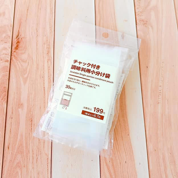 無印良品では3月20日から「無印良品週間」を開催中です。, 1.「チャック付き 調味料用小分け袋」, 小さなジップロックのような見た目。, 持ち運びしやすいし使いやすい！, 2.「やぶれにくい キッチンシート」, 絞って何回も使えるところが魅力！, ゴシゴシと拭き掃除してもやぶれません。, 3.「綿平織 鍋敷きにもなる鍋つかみ」, 手に馴染む大きさで、しっかりと持てる。, 洗濯機で洗えるのが何気に便利！