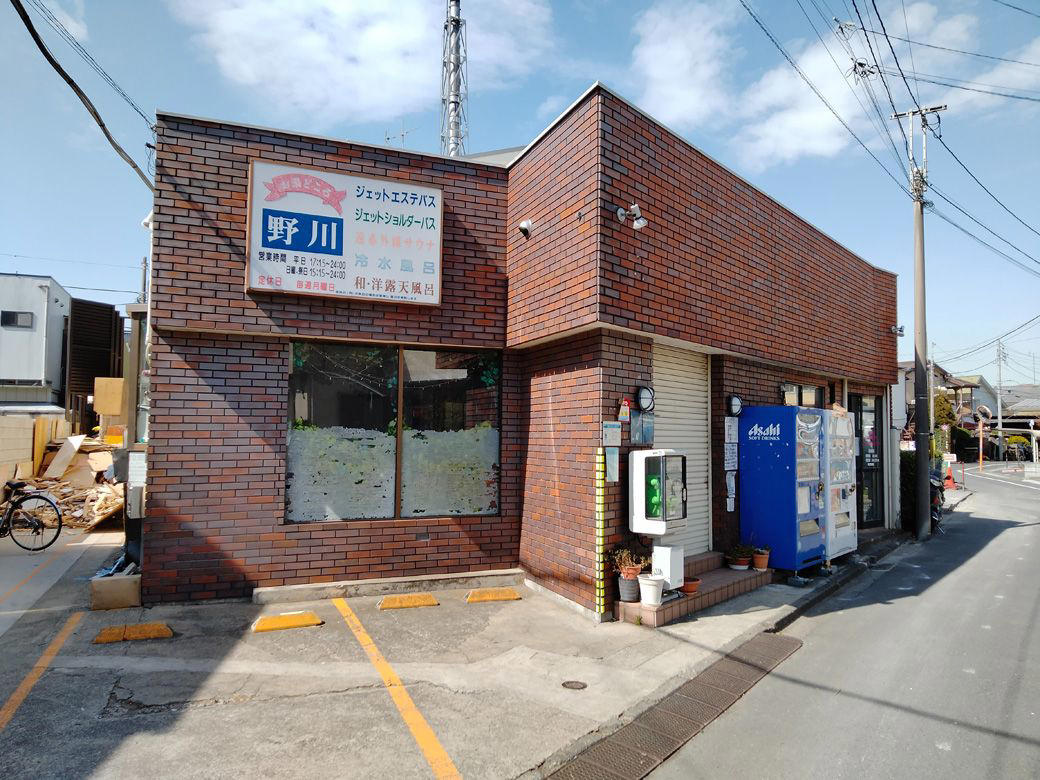 お小遣いを握り締め、実家のある熱海から小田急線で新宿駅へ, 進学を機に同郷の友人と喜多見〜狛江エリアで暮らす, 「敷金・礼金を出す」の言葉に惹かれ、都営新宿線の曙橋駅周辺へ, 「もう一度住みたい」と思っていた狛江へ戻る, 狛江駅と喜多見駅を用途に合わせて使い分ける生活, 電車の音が気にならない、落ち着いた住環境, 小田急沿線は特撮やアニメの聖地ともいえるエリア, 小田急線が大好き。またこの沿線を選びたい