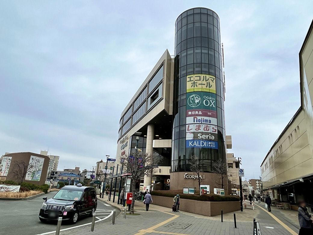 お小遣いを握り締め、実家のある熱海から小田急線で新宿駅へ, 進学を機に同郷の友人と喜多見〜狛江エリアで暮らす, 「敷金・礼金を出す」の言葉に惹かれ、都営新宿線の曙橋駅周辺へ, 「もう一度住みたい」と思っていた狛江へ戻る, 狛江駅と喜多見駅を用途に合わせて使い分ける生活, 電車の音が気にならない、落ち着いた住環境, 小田急沿線は特撮やアニメの聖地ともいえるエリア, 小田急線が大好き。またこの沿線を選びたい