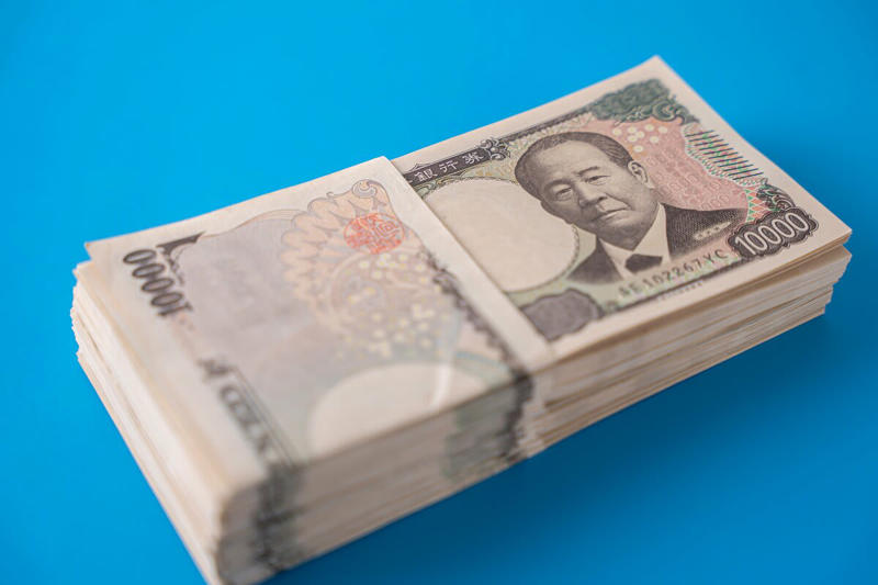 公的年金に上乗せされる「年金生活者支援給付金」とは？制度の概要を解説, 【対象者】年金生活者支援給付金は誰がもらえる？支給要件をチェック, 障害・遺族年金生活者支援給付金の支給対象となる条件, 老齢年金生活者支援給付金の支給対象となる条件, 2026年度の年金生活者支援給付金はいくらもらえる？, 年金生活者支援給付金を受け取るための申請手続きガイド, パターン1：年金受給中で新たに給付金の対象になった場合, パターン2：これから老齢年金の受給を開始する場合, 2年目以降の手続きは基本的に不要, 高齢者世帯の生活は苦しい？データで見るリアルな実情, 高齢者世帯の生活意識調査の結果, 年金生活者支援給付金の対象かもしれないと思ったらまずは確認を