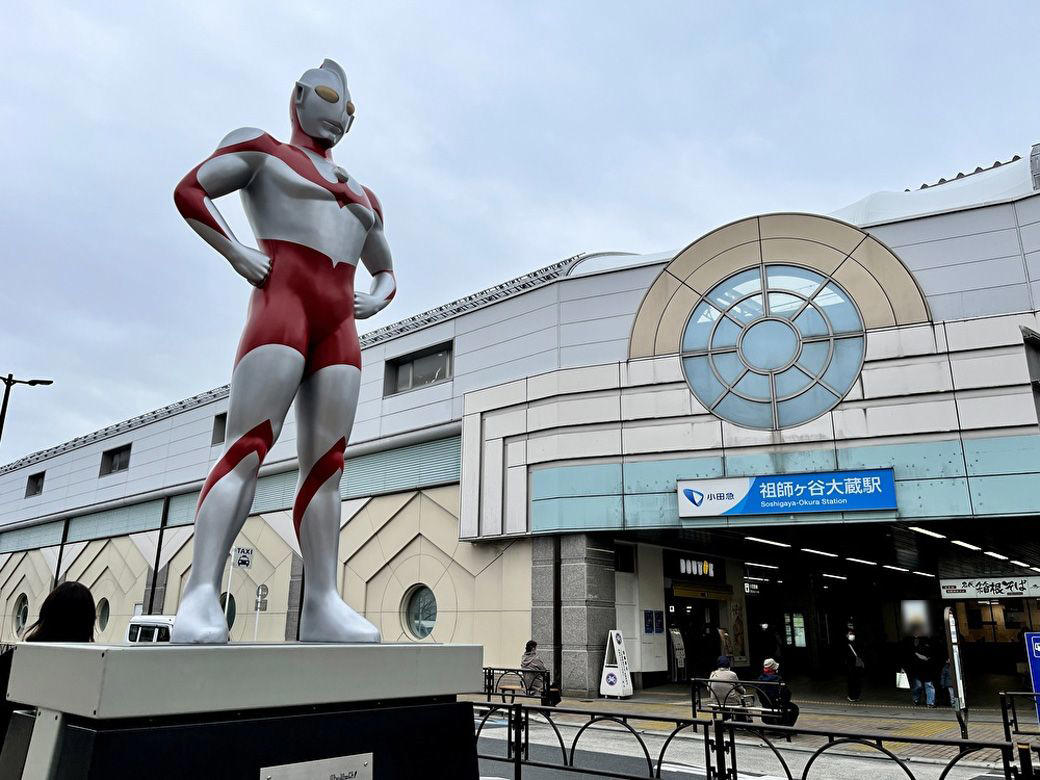 お小遣いを握り締め、実家のある熱海から小田急線で新宿駅へ, 進学を機に同郷の友人と喜多見〜狛江エリアで暮らす, 「敷金・礼金を出す」の言葉に惹かれ、都営新宿線の曙橋駅周辺へ, 「もう一度住みたい」と思っていた狛江へ戻る, 狛江駅と喜多見駅を用途に合わせて使い分ける生活, 電車の音が気にならない、落ち着いた住環境, 小田急沿線は特撮やアニメの聖地ともいえるエリア, 小田急線が大好き。またこの沿線を選びたい