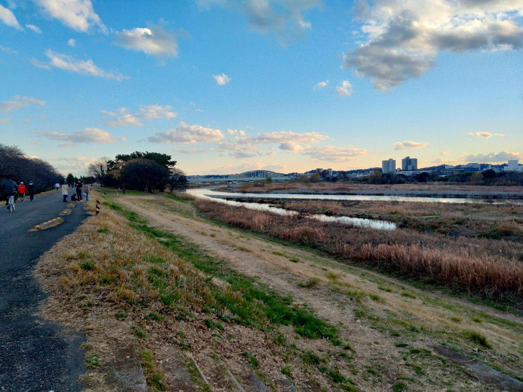 お小遣いを握り締め、実家のある熱海から小田急線で新宿駅へ, 進学を機に同郷の友人と喜多見〜狛江エリアで暮らす, 「敷金・礼金を出す」の言葉に惹かれ、都営新宿線の曙橋駅周辺へ, 「もう一度住みたい」と思っていた狛江へ戻る, 狛江駅と喜多見駅を用途に合わせて使い分ける生活, 電車の音が気にならない、落ち着いた住環境, 小田急沿線は特撮やアニメの聖地ともいえるエリア, 小田急線が大好き。またこの沿線を選びたい