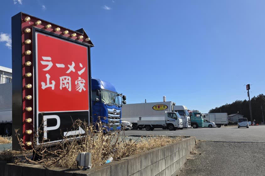 この記事で学べること, 深夜3時の国道。明かりが灯ってる店, 「火を止められない」から全部が決まった, 弁当屋の挫折が「全店直営」を決めた, 店舗数4倍の競合を売上で抜く「異常値」, M&amp;A元年に「何も買わなかった」, 意図しない3つの追い風, コメダ、ワークマン、業務スーパー。全部「あえて捨てた」会社, まとめ：「仕方なく」が全部を決めた5つの法則