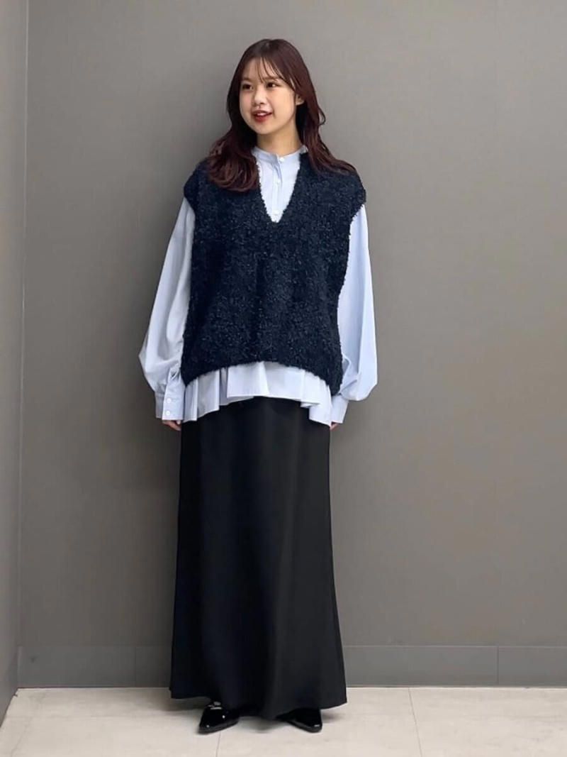 黒ロングスカートで洗練された印象に, デニムジャケットを大人っぽく着こなす, コンパクトニットと合わせてスタイルアップ, ブラウンジャケットで抜け感プラス, ブルー×ブラックで大人っぽく上品に