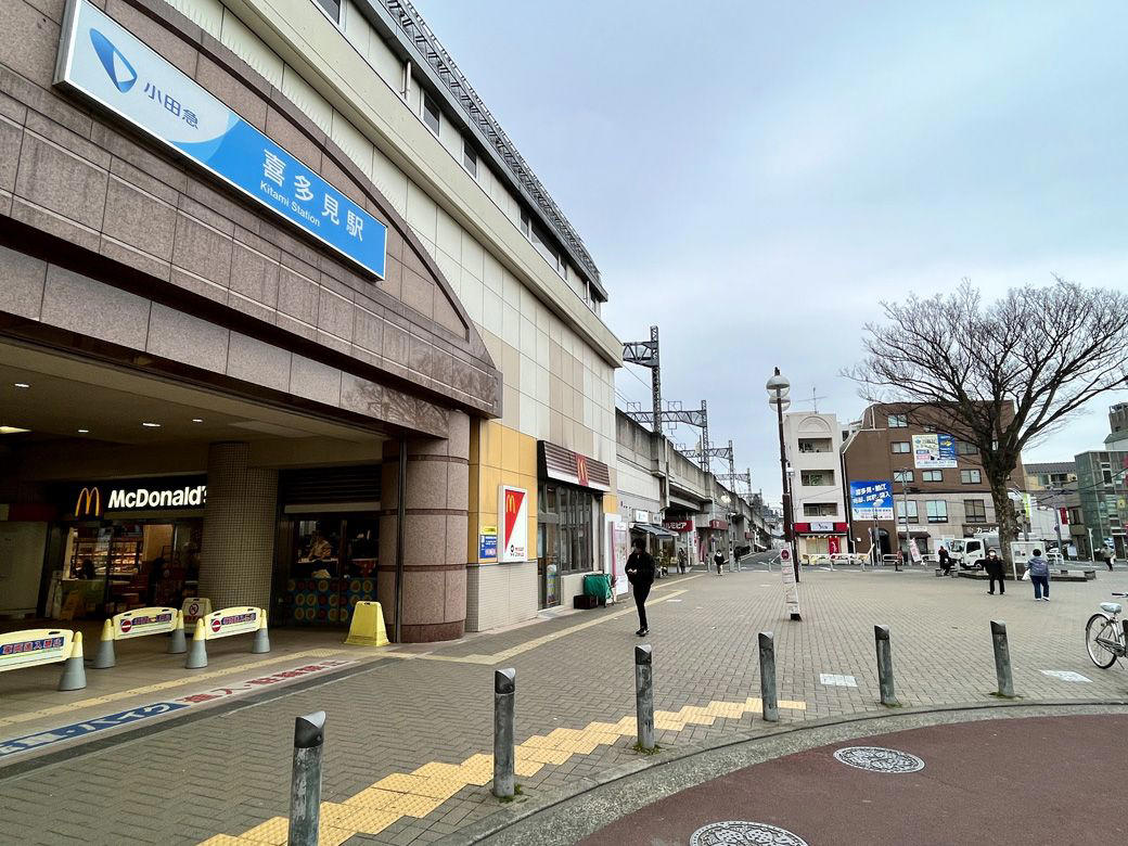 お小遣いを握り締め、実家のある熱海から小田急線で新宿駅へ, 進学を機に同郷の友人と喜多見〜狛江エリアで暮らす, 「敷金・礼金を出す」の言葉に惹かれ、都営新宿線の曙橋駅周辺へ, 「もう一度住みたい」と思っていた狛江へ戻る, 狛江駅と喜多見駅を用途に合わせて使い分ける生活, 電車の音が気にならない、落ち着いた住環境, 小田急沿線は特撮やアニメの聖地ともいえるエリア, 小田急線が大好き。またこの沿線を選びたい