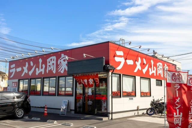この記事で学べること, 深夜3時の国道。明かりが灯ってる店, 「火を止められない」から全部が決まった, 弁当屋の挫折が「全店直営」を決めた, 店舗数4倍の競合を売上で抜く「異常値」, M&amp;A元年に「何も買わなかった」, 意図しない3つの追い風, コメダ、ワークマン、業務スーパー。全部「あえて捨てた」会社, まとめ：「仕方なく」が全部を決めた5つの法則