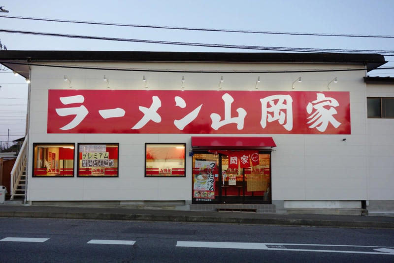 この記事で学べること, 深夜3時の国道。明かりが灯ってる店, 「火を止められない」から全部が決まった, 弁当屋の挫折が「全店直営」を決めた, 店舗数4倍の競合を売上で抜く「異常値」, M&amp;A元年に「何も買わなかった」, 意図しない3つの追い風, コメダ、ワークマン、業務スーパー。全部「あえて捨てた」会社, まとめ：「仕方なく」が全部を決めた5つの法則
