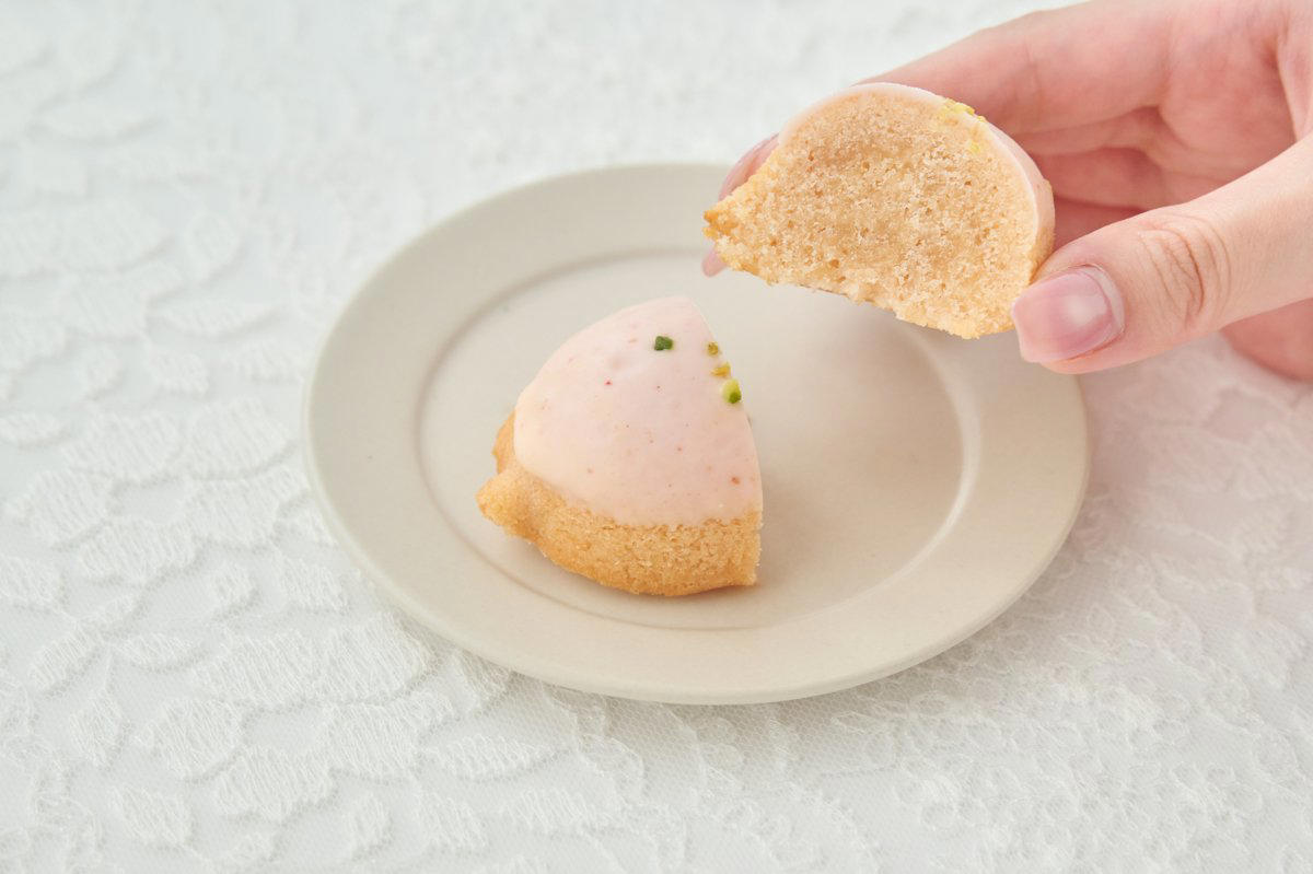 1：シェリーメゾンドビスキュイ「ビスキュイサンド いちご＆フランボワーズ」 , 2：Sable MICHELLE「ケーキサブレ缶 ホワイト」, 3：週末シトロン「週末シトロン いちご味（8個入り）」, 4：完熟いちご菓子研究所「完熟生いちごプリン」, 5：カカオマーケット バイ マリベル「ホワイトチョコレートストロベリーボール缶」