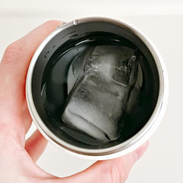 スターバックスでは、好評で再販された「おしゃれボトル」を販売中です。, 上品なデザインで、ずっと眺めていられます。, バッグに入れて持ち歩きやすいサイズ。, 漏れにくい構造なのもうれしいポイント。, 飲み物も氷も入れやすくて助かる！, 保温・保冷効果も申し分なし！, 気づけば、家でも外出先でもこれを使っています！, おしゃれなボトルなら、アフタヌーンティーの「ロゴワークスエッジボトル 1L」もおすすめです。, 使いやすい工夫がいろいろ詰まっています。