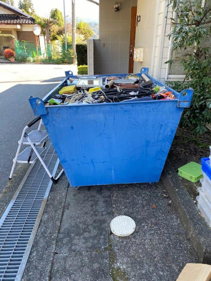 父が亡くなり、母が5LDKで一人暮らしに, 母が言った「都会もいいかも」から浮かんだ選択肢, 「地方にある物件は売れない」は本当？, モノがあふれる実家の片付けは、業者の力も借りて進める, お互いが「近くにいる」という安心感