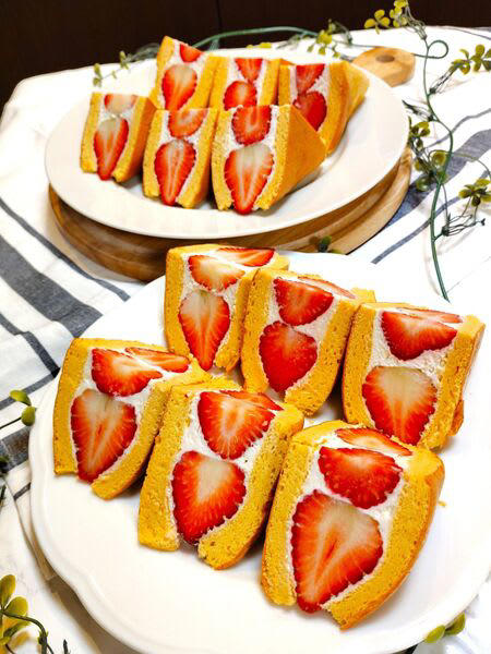 ■シフォンロール生地を焼く①, ■シフォンロール生地を焼く②, ■チーズホイップを作る, ■サンドしていく①, ■サンドしていく②, ■断面に萌えます, ■ コツ・ポイント