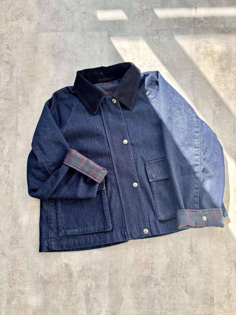 【ユニクロ】ユーティリティショートジャケットデニム, チェックリンク×ホワイトカーゴパンツで上級者見えコーデに, ネイビー×赤差し色ロングワンピで大人スタイルに, スウェット×白スカートでこなれカジュアルコーデに, ネイビー×ベージュでスタイルアップカジュアルコーデに