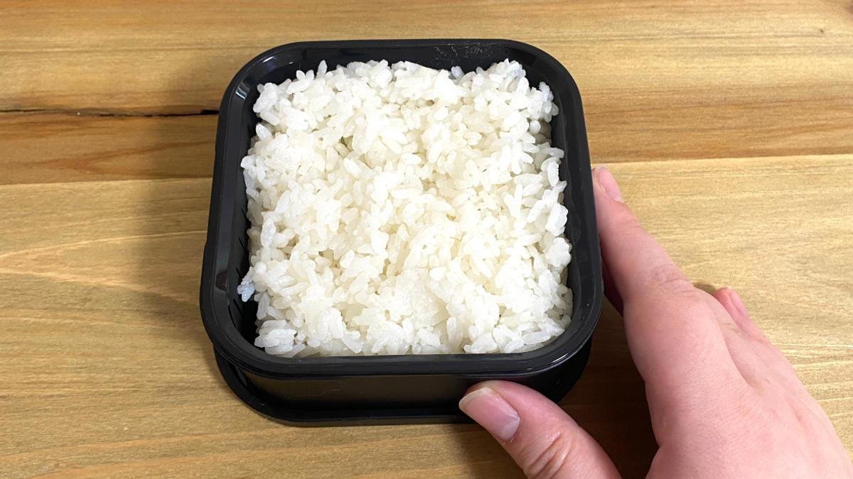山崎実業のスタイリッシュな米びつ, 使いやすさにこだわったフタ, キッチンの引き出しに収納できる, 使いやすさにこだわった計量カップ