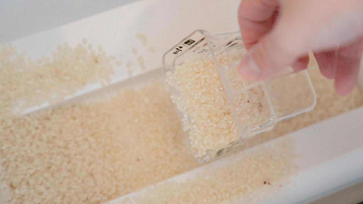 山崎実業のスタイリッシュな米びつ, 使いやすさにこだわったフタ, キッチンの引き出しに収納できる, 使いやすさにこだわった計量カップ