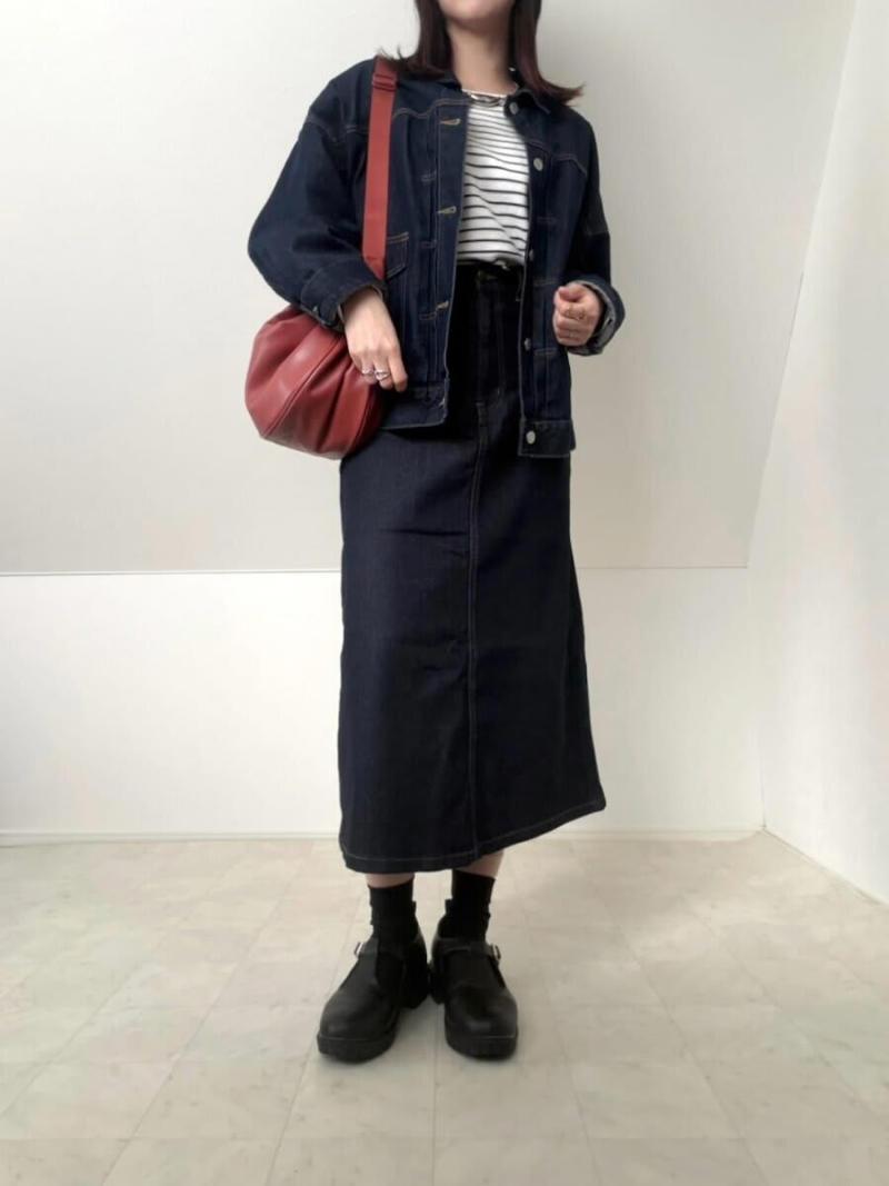 ポロニットで今っぽくきちんと見え, 肩掛けジャケット×トレンド感のある配色で差をつける, フレンチシックな春スタイルに, レース襟トップス×黒デニムスカートで上品に, トレンド素材のジャケットでコーデを格上げ
