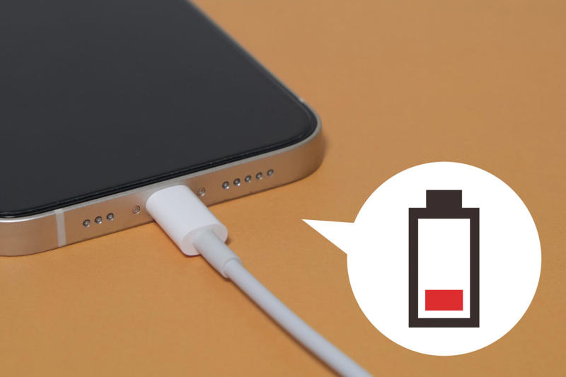 スマホのバッテリーが寿命を迎えるのは約2〜3年, スマホのバッテリーが寿命を迎えている５つのサイン, 1.バッテリー残量が数時間でなくなる, 2.充電中や使用中に本体が熱くなる, 3.スマホ（バッテリー）が膨張する, 4.残量があるのに突然電源が落ちる, 5.バッテリーの最大容量が80%を切っている, バッテリーが寿命に…買い替え？それとも交換？, スマホのバッテリーが寿命を迎えたら早めに対処して