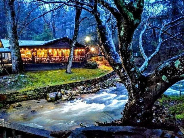 Caffe REL, Roy’s Grille, Fat Tiger Korean BBQ & More, B.E. Scott’s BBQ, Bates House of Turkey, Caro-Mi Dining Room, Hawk’s Crawfish Restaurant, Whistle Stop Café, Sid’s Diner, Skylight Inn, Mrs. Mac’s Kitchen, The Shoals Shack, The Loveless Cafe, Sebastian’s Roadside Restaurant