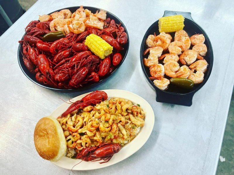 Caffe REL, Roy’s Grille, Fat Tiger Korean BBQ & More, B.E. Scott’s BBQ, Bates House of Turkey, Caro-Mi Dining Room, Hawk’s Crawfish Restaurant, Whistle Stop Café, Sid’s Diner, Skylight Inn, Mrs. Mac’s Kitchen, The Shoals Shack, The Loveless Cafe, Sebastian’s Roadside Restaurant