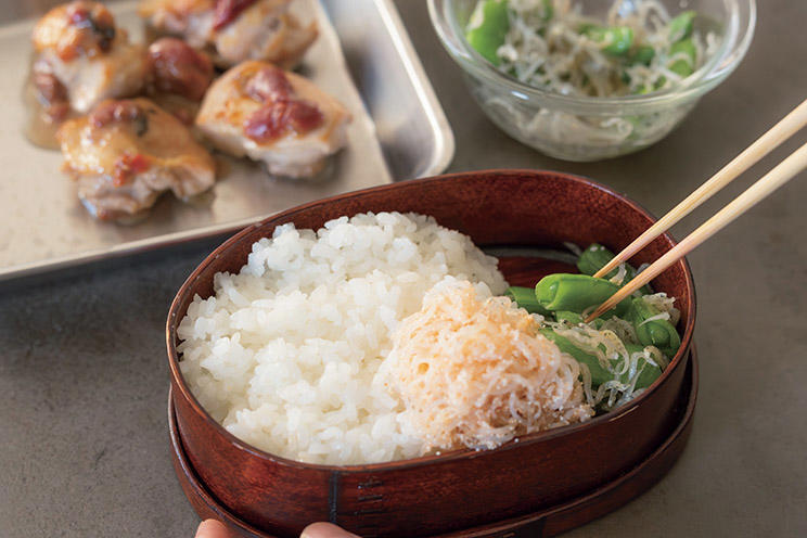 15分でつくる「鶏の梅照り焼き弁当」, マキさん流 15分で手際よくお弁当をつくる方法, 鶏の梅照り焼きのつくり方, スナップえんどうとじゃこのあえものつくり方, しらたきと明太子のちりちり炒めのつくり方