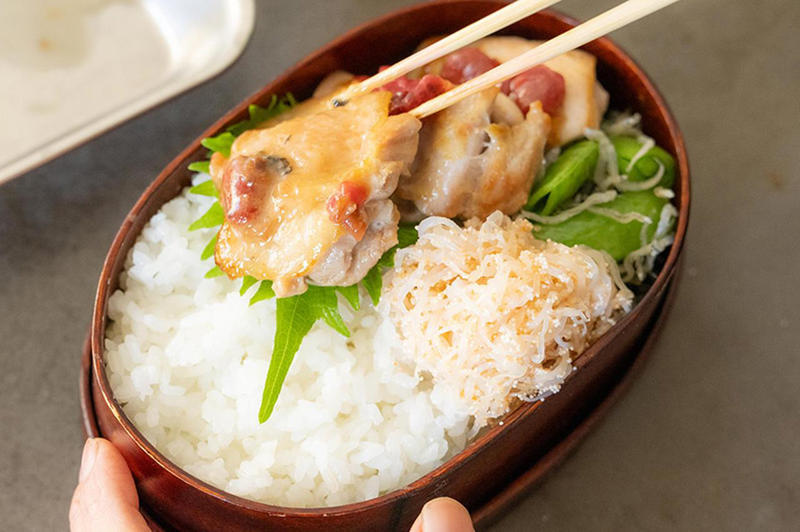 15分でつくる「鶏の梅照り焼き弁当」, マキさん流 15分で手際よくお弁当をつくる方法, 鶏の梅照り焼きのつくり方, スナップえんどうとじゃこのあえものつくり方, しらたきと明太子のちりちり炒めのつくり方