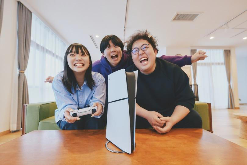 「3年ぶりのゲームです」ノンコンソールゲーマー三者三様の今, 電源オン、即プレイ。「あ、こんなに早かったっけ？」, 『モンスターハンターワイルズ』を体験。レベチだったPS5, 冷静に考えて、5万5000円はヤバくないか？, おまけの一台が、意外と本命かもしれない, 僕らはゲームが面倒だったんじゃない。「始めるまで」が面倒だったんだ